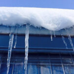 Жителей столицы предупредили об опасности сосулек и снега на крышах